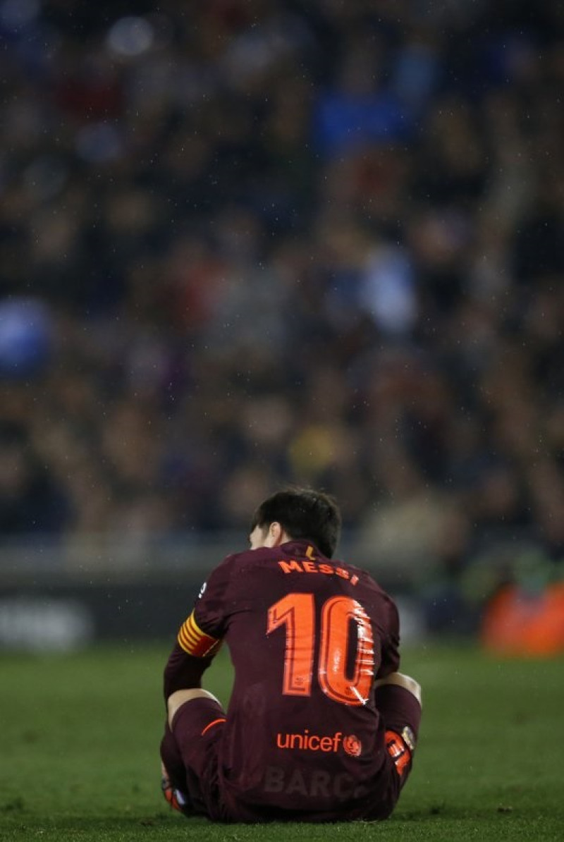 Lionel Messi, se lamenta tras fallar el penal ante el Espanyol, correspondiente a la ida de los cuartos de final de la Copa del Rey.