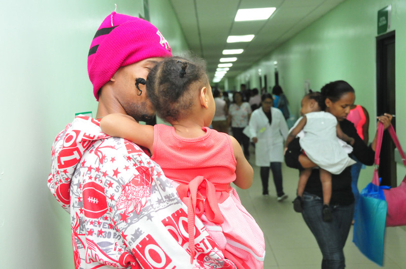 El doctor Ricardo Elías Melgen, director del hospital Robert Reid Cabral, muestra el comportamiento de los casos de afecciones respiratorias en el centro en lo que va de año.