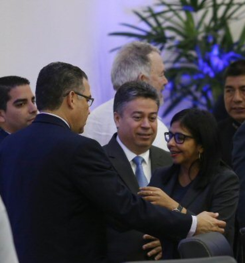 El representante de la oposición venezolana Enríque Márquez (i) saluda a la presidenta de la oficialista Asamblea Nacional Constituyente (ANC), Delcy Rodríguez (d). EFE/Carlos Javier