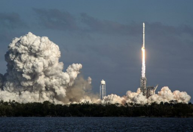 Fotografía del cohete Falcon Heavy despegando hoy, martes 6 de febrero de 2018, desde Cabo Kennedy, en Florida (EE.UU.). El gigantesco cohete Falcon Heavy, de la empresa privada SpaceX, inició hoy desde el Centro Espacial John F. Kennedy en Cabo Cañaveral (Florida) su primer vuelo, que sitió en el espacio un automóvil eléctrico Tesla, y logró además el objetivo de recuperar sus tres impulsores. EFE/CRISTOBAL HERRERA