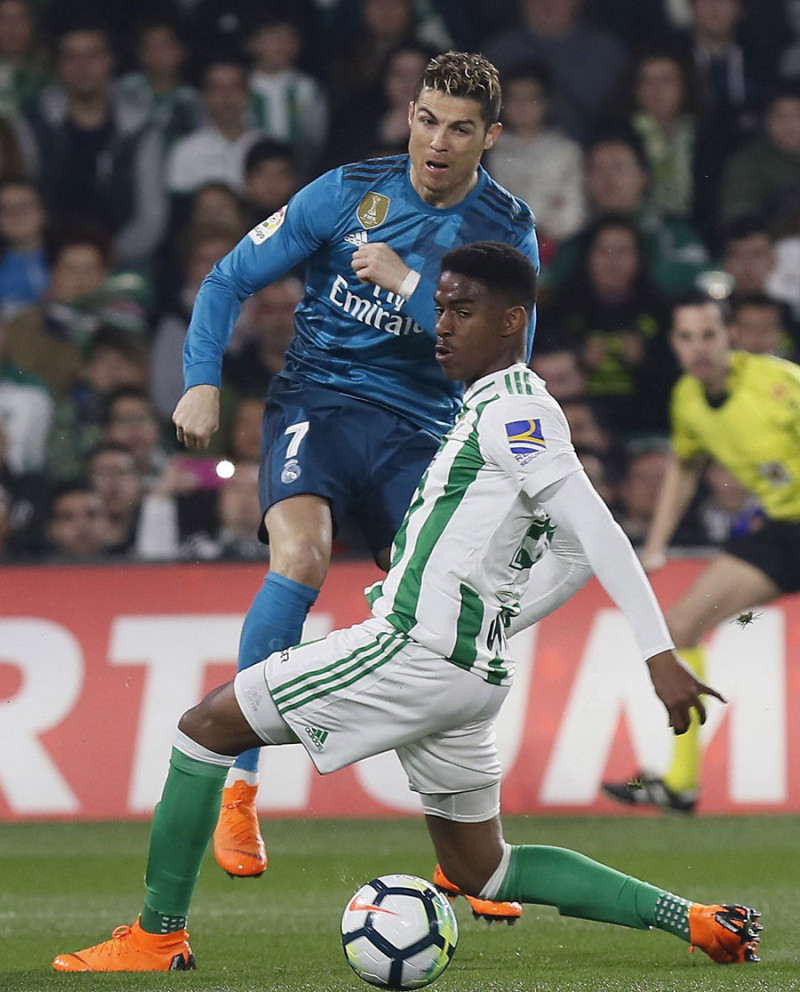 Disputa. El dominicano Héctor Firpo disputa la pelota con el astro Cristiano Ronaldo del Real Madrid en el partido que estos últimos vencieron al Betis.