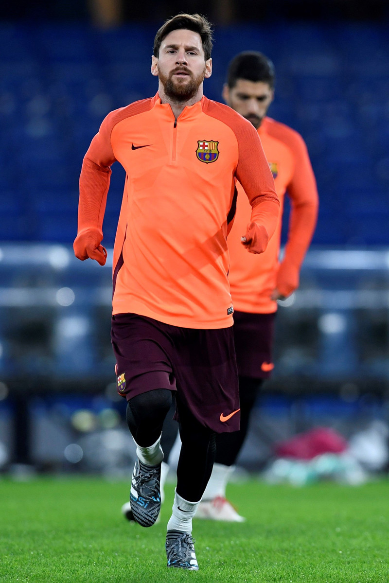 Lionel Messi, del Barcelona, se ejercita durante una sesión de entrenamietnos en el estadio Stamford Bridge en Londres ayer.