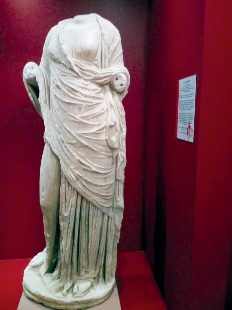 Escultura. Figura femenina en mármol de la época romana, tallada por un escultor griego.