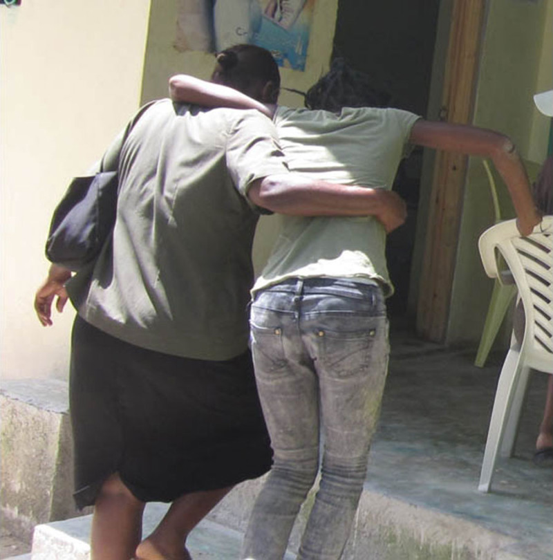 APOYO. Dos mujeres haitianas entran a la sede de una ONG que brinda asistencia a ciudadanos de esa nación, en Puerto Príncipe.