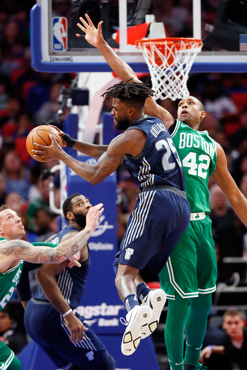 Al Horford, de los Celtics de Boston, trata de impedir un canasto de Reggie Bullock, de los Pistons, en acción del partido de anoche en el baloncesto de la NBA.