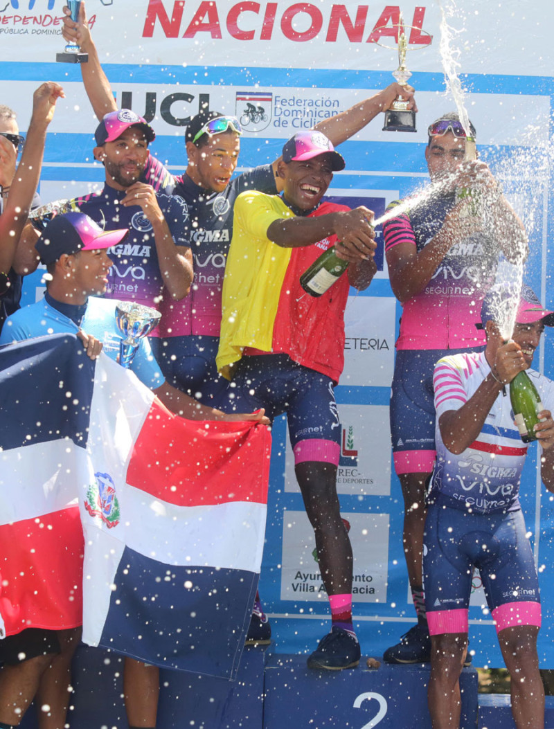 Augusto Sánchez, al centro, celebra tras conquistar por segunda vez en su carrera la Vuelta Ciclista Independencia que finalizó ayer en la ciudad de Santo Domingo.