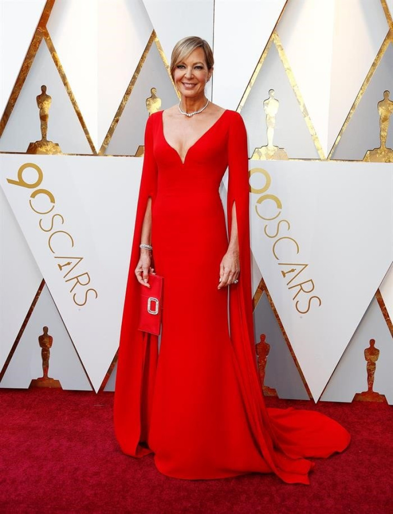Vestido rojo pasión de Allison Janney, nominada a mejor actriz de reparto por su papel de madre en "I, Tonya". Foto: EFE