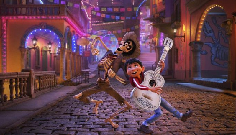 "Coco", la cinta de Pixar sobre el tradicional Día de los Muertos mexicano, cumplió los pronósticos y se llevó el Óscar a la mejor película de animación.