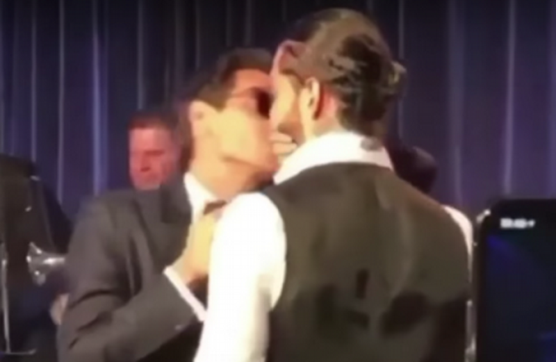 Imagen tomada de Instagran del beso simulado entre Marc Anthony y Maluma.