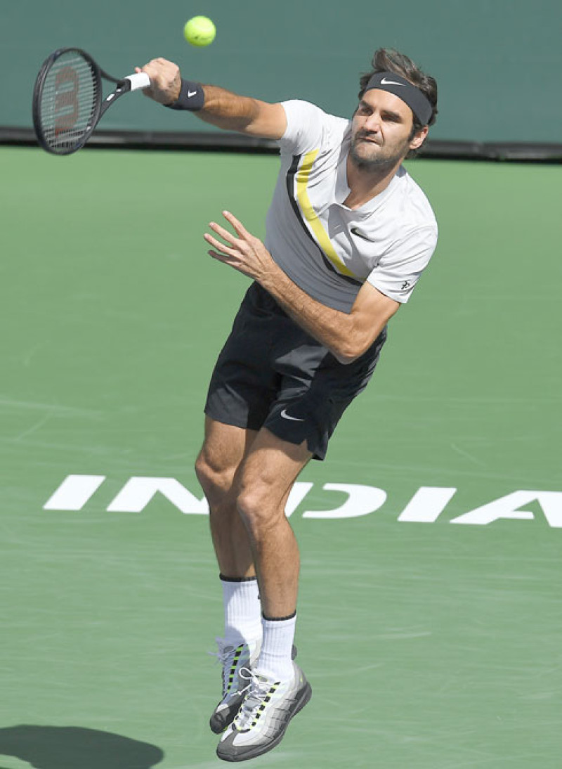 Roger Federer realiza un servicio durante el partido de semifinal ante Borna Coric, en Indian Wells, California.