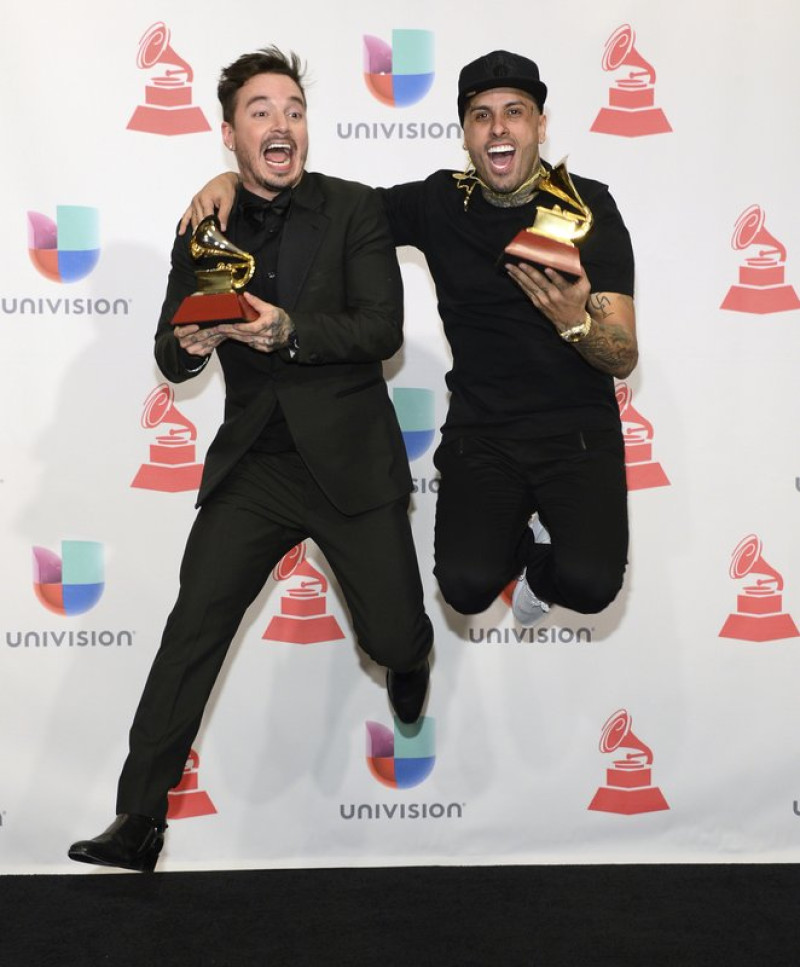 En esta imagen del 19 de noviembre del 2015, J Balvin, a la izquierda, y Nicky Jam, posan con sus respectivos premios durante la entrega de los Latin Grammy en Las Vegas. Jam y Balvin se han apuntado un nuevo éxito con su nueva colaboración, el sencillo “X”. (Foto por Al Powers/Invision/AP, Archivo.