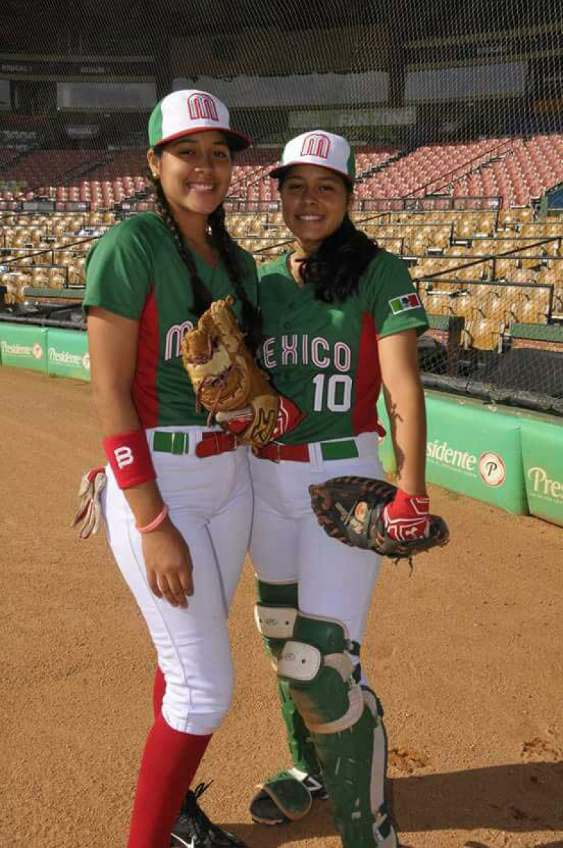 Impulso. Las gemelas Ana Laura y Ana Fernanda Morejón impulsan junto a su padre el béisbol femenino en México.