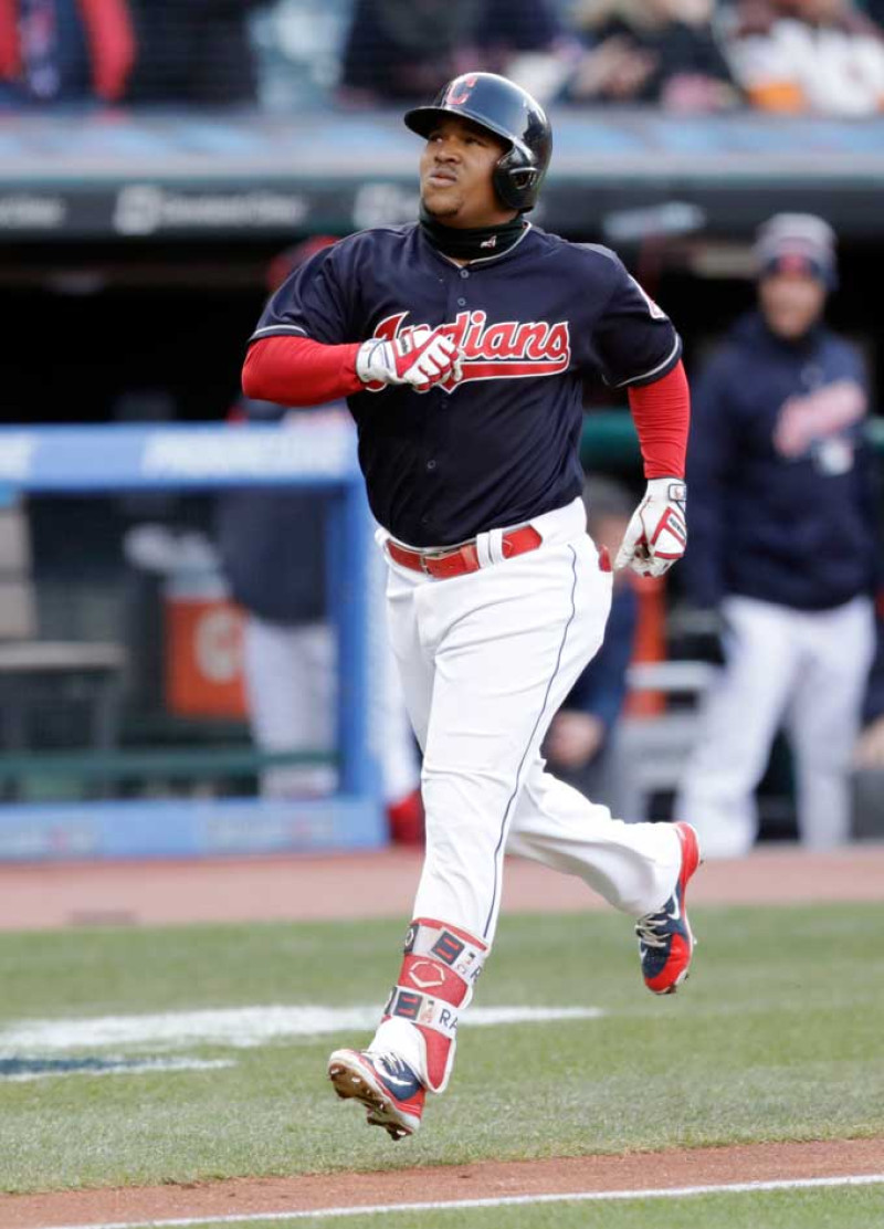 José Ramírez, de los Indios de Cleveland, recorre las bases después de conectar un jonrón solitario ante el abridor de los Tigres de Detroit Matthew Boyd en la primera entrada.