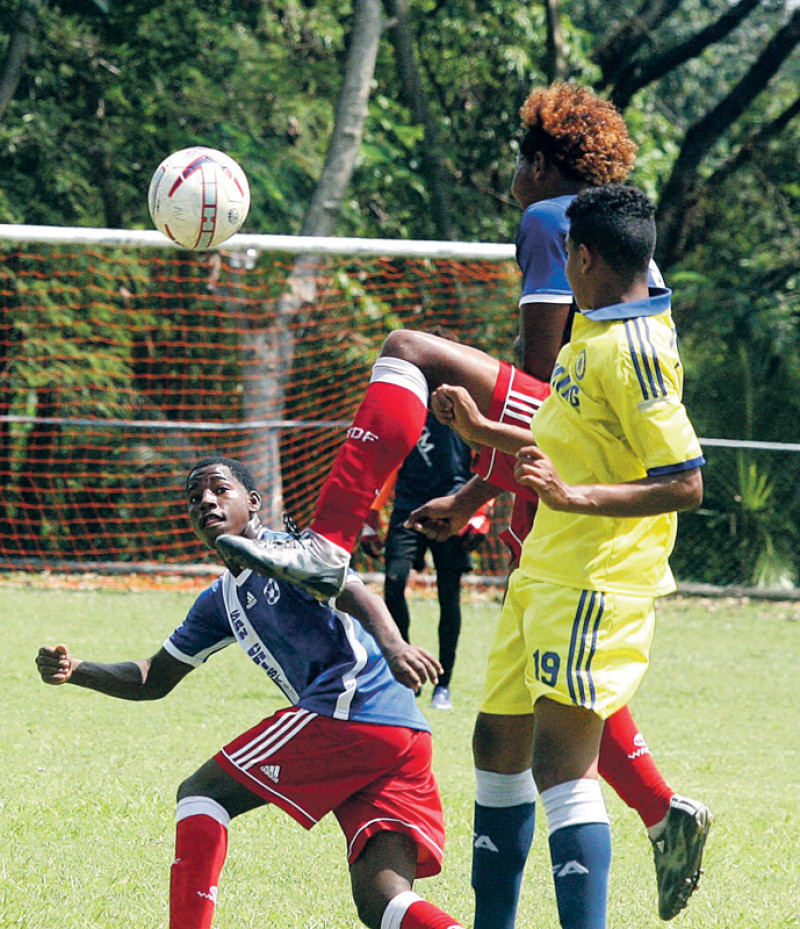 Un momento de acción en uno de los partidos de la Liga Nacional de Fútbol Juvenil.