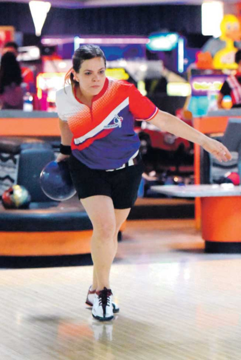 Virginia Bello, ganadora de todo Evento adulto, en el Torneo Iberoamericano de Boliche, en el Sebelén Bowling Center.