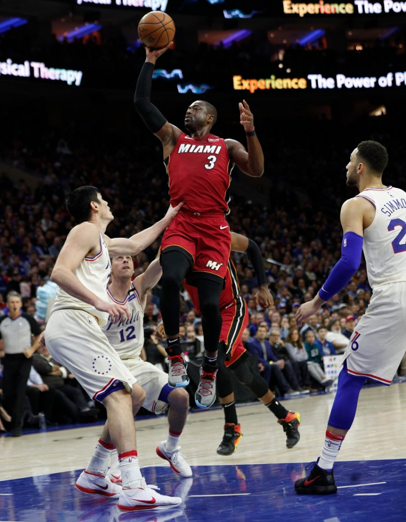 Dwyane Wade, de los Heat de Miami, se eleva en busca de dos de los 28 puntos que consiguió en la victoria sobre los Sixers de Filadelfia.