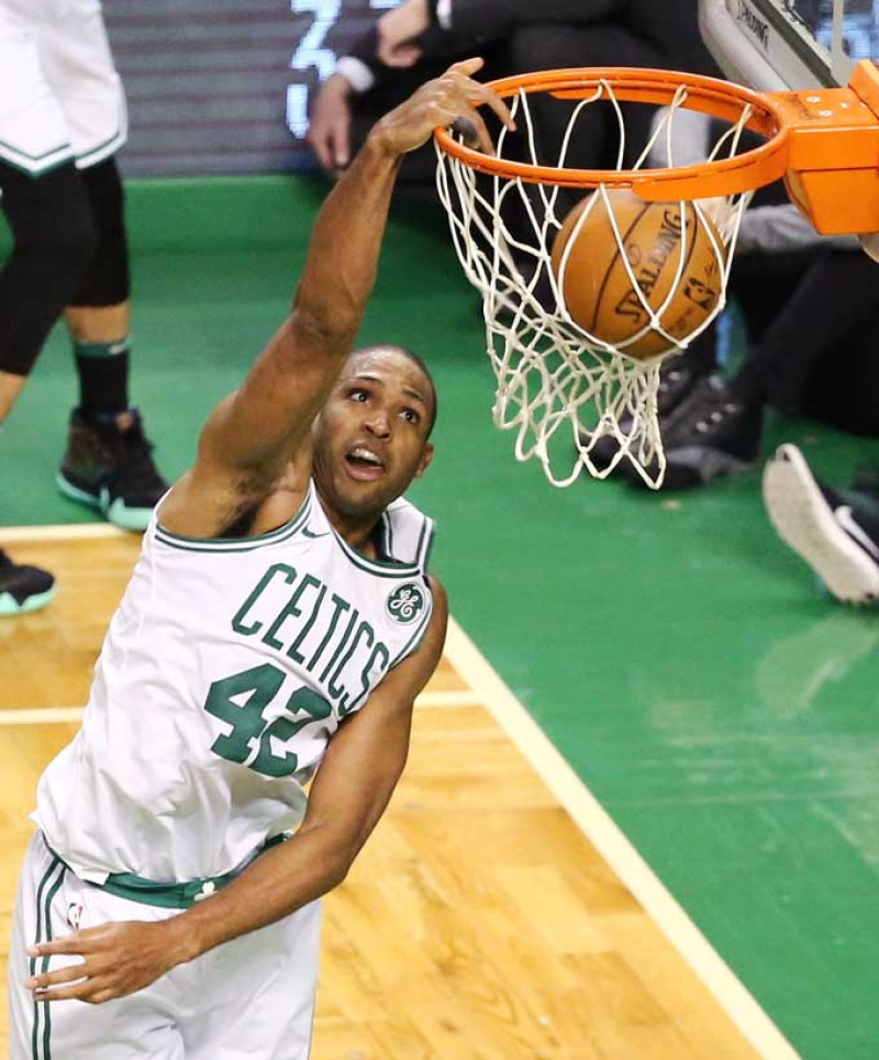 El dominicano Al Horford donquea la pelota con fortaleza en el choque que los Celtics de Boston se impusieron de manera cerrada a los Bucks de Milwaukee.