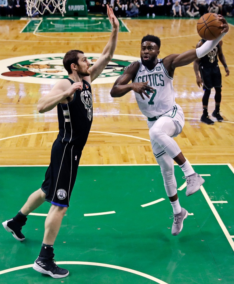 Jaylen Brown, de los Celtics de Boston, busca encestar un canasto ante la defensa de Tyller Zeller, de los Bucks de Milwaukee, en el partido del martes por la noche en el playoffs de la NBA.