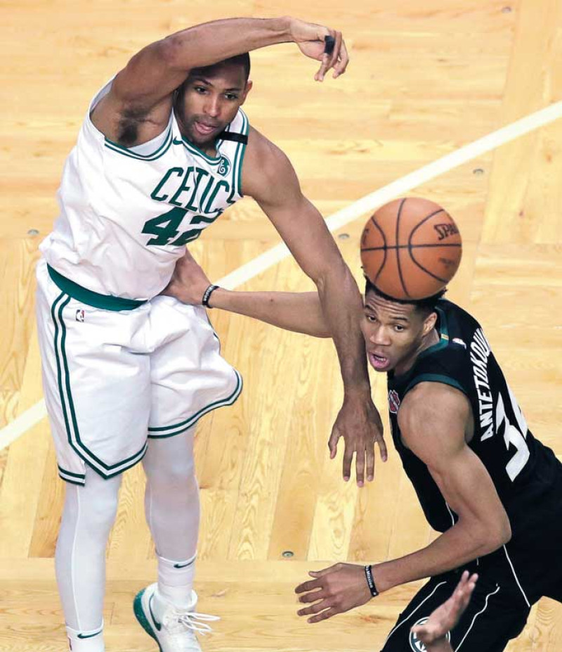 El dominicano Al Horford en plena ofensiva durante el partido que los Celtics ganaron ante los Bucks.