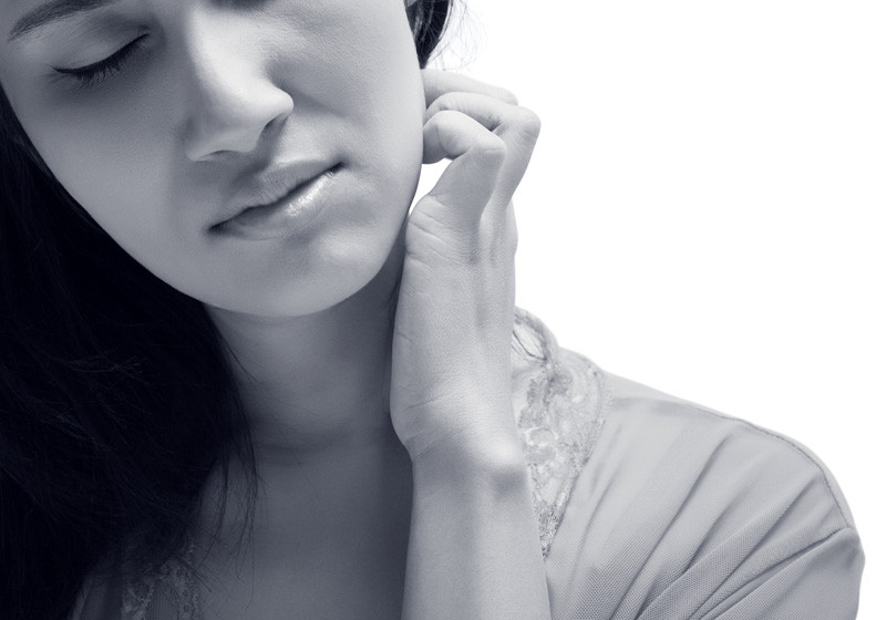 La dermatitis se caracteriza por eritema y vesículas.