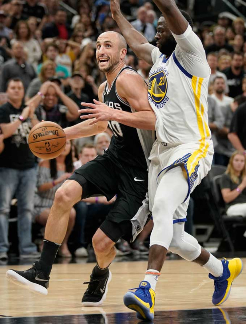 Manu Ginobili, de San Antonio, deja detrás a Draymond Green, de los Warriors, en la segunda mitad del partido de primera ronda de la Conferencia del Oeste de la NBA.