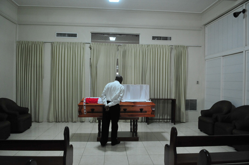 Versiones. Los restos de Rikelvin Cornielle fueron velados en laFuneraria Savica de San Cristóbal, luego de ser traídos desde Chile.