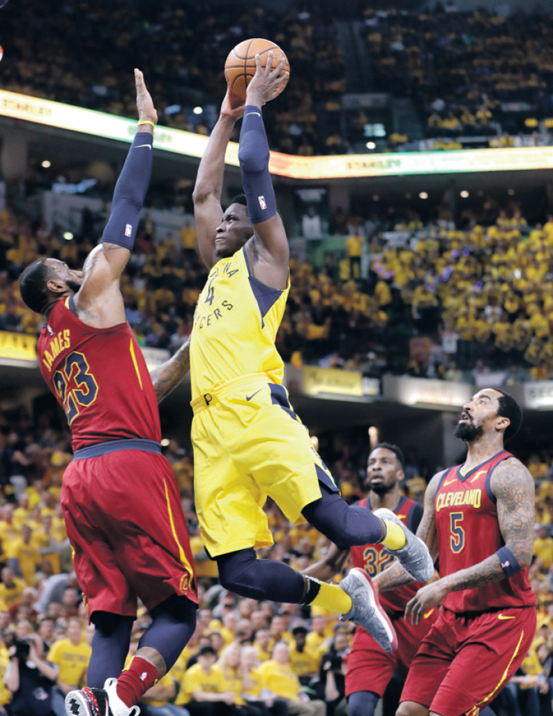 Victor Oladipo, de Indiana Pacers, supera la defensa del estelar LeBron James, de Cleveland Cavaliers, durante el segundo cuarto del partido de ayer en Indiana que ganó el conjunto local con pizarra de 102-92.