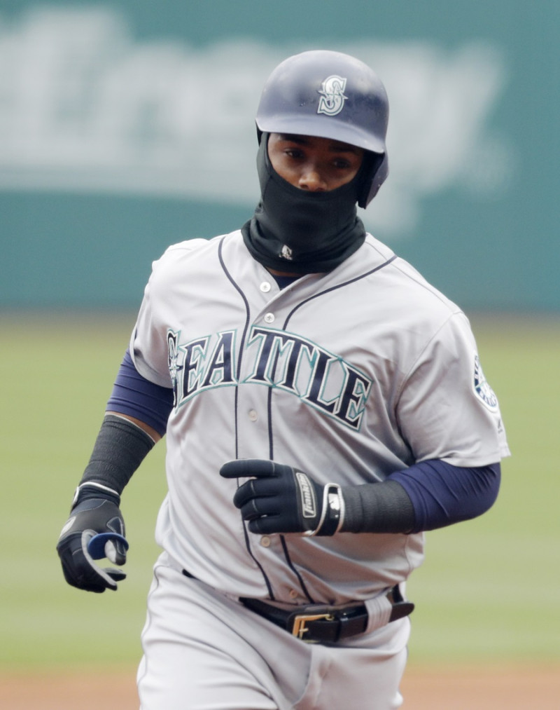 Jean Segura, de los Marineros, realiza el recorrido de las bases  tras sacar la bola del parque en el juego contra Cleveland.