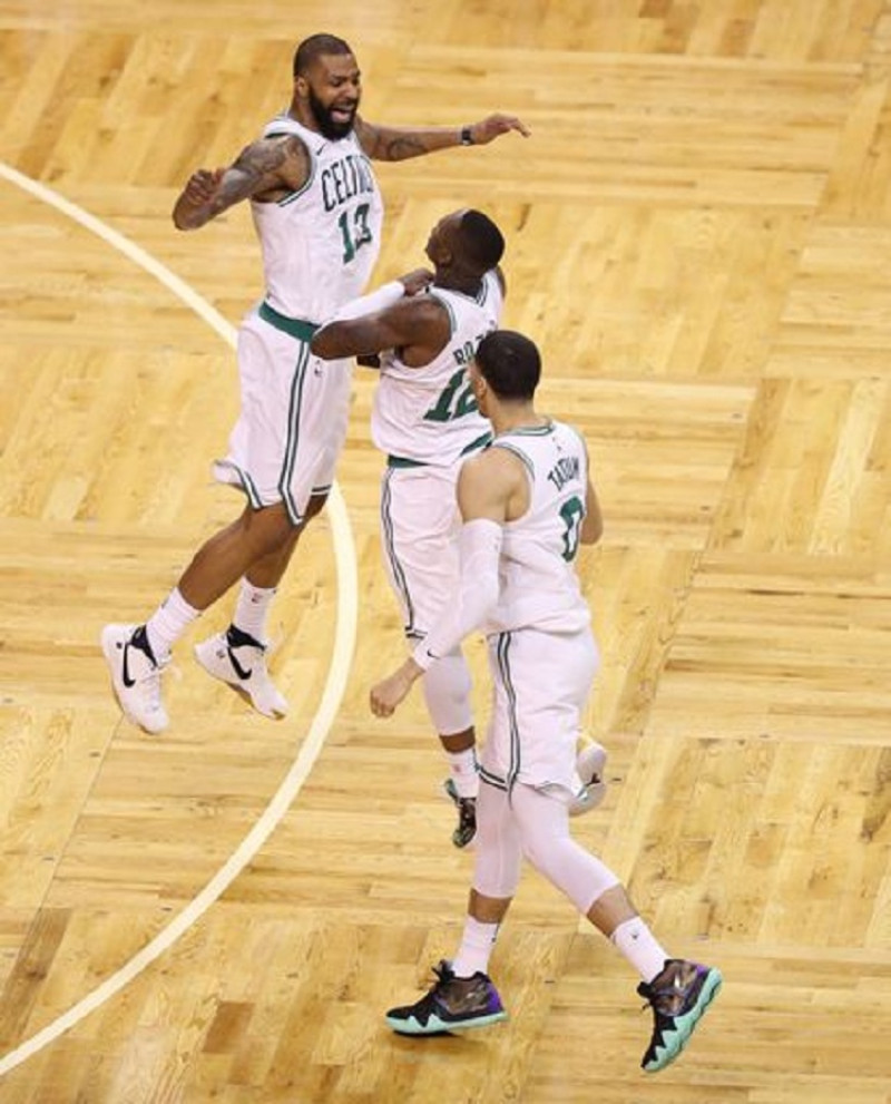 Terry Rozier, Marcus Morris y Jason Tatum, de los Celtics, celebran durante el último cuarto de su partido del sábado por la noche contra los Bucks de Milwaukee.