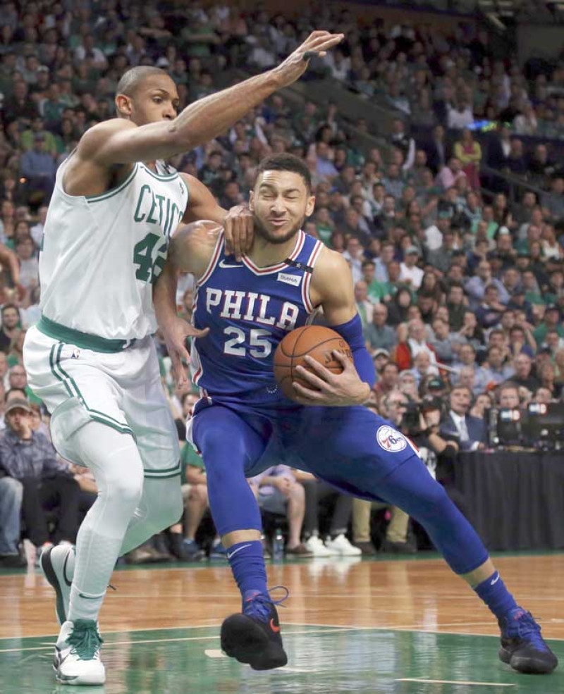 El dominicano Al Horford, de los Celtics, marca a Ben Simmons, de los Sixers, quien se dirige de manera resuelta al canasto.