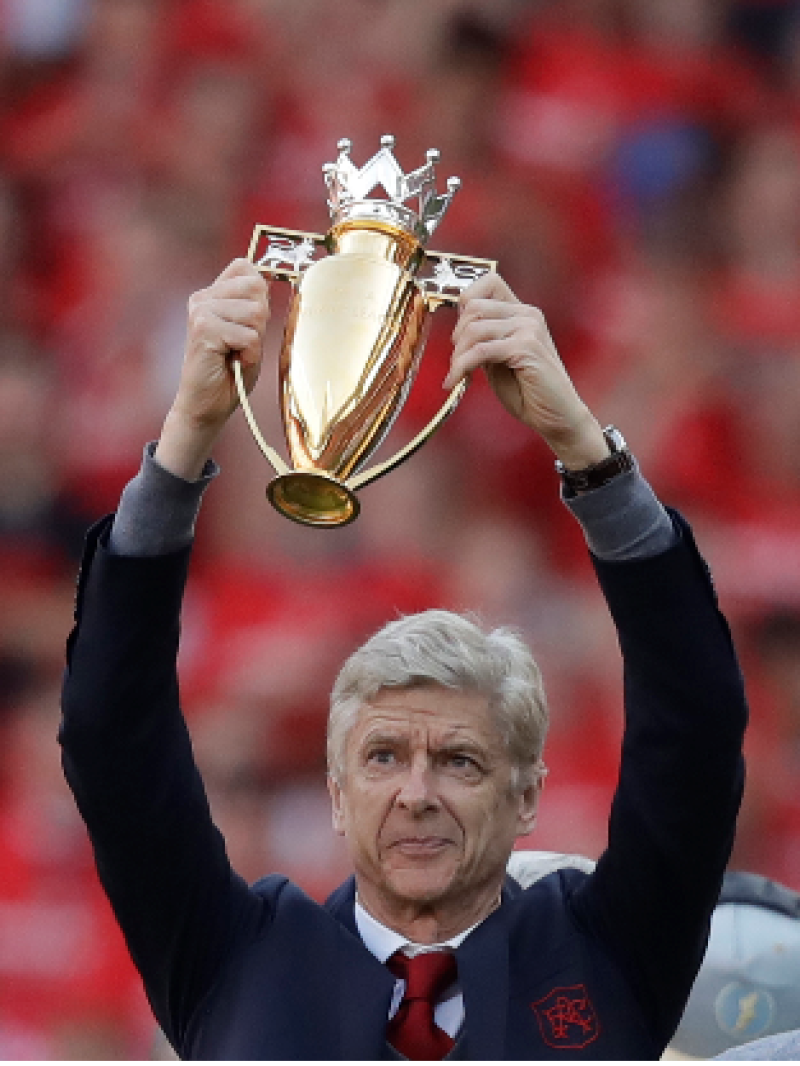El manager Arsene Wenger muestra el trofeo de campeón. Despues de 22 años dirigiendo al Arsenal, el manager Wenger se va a casa. AP