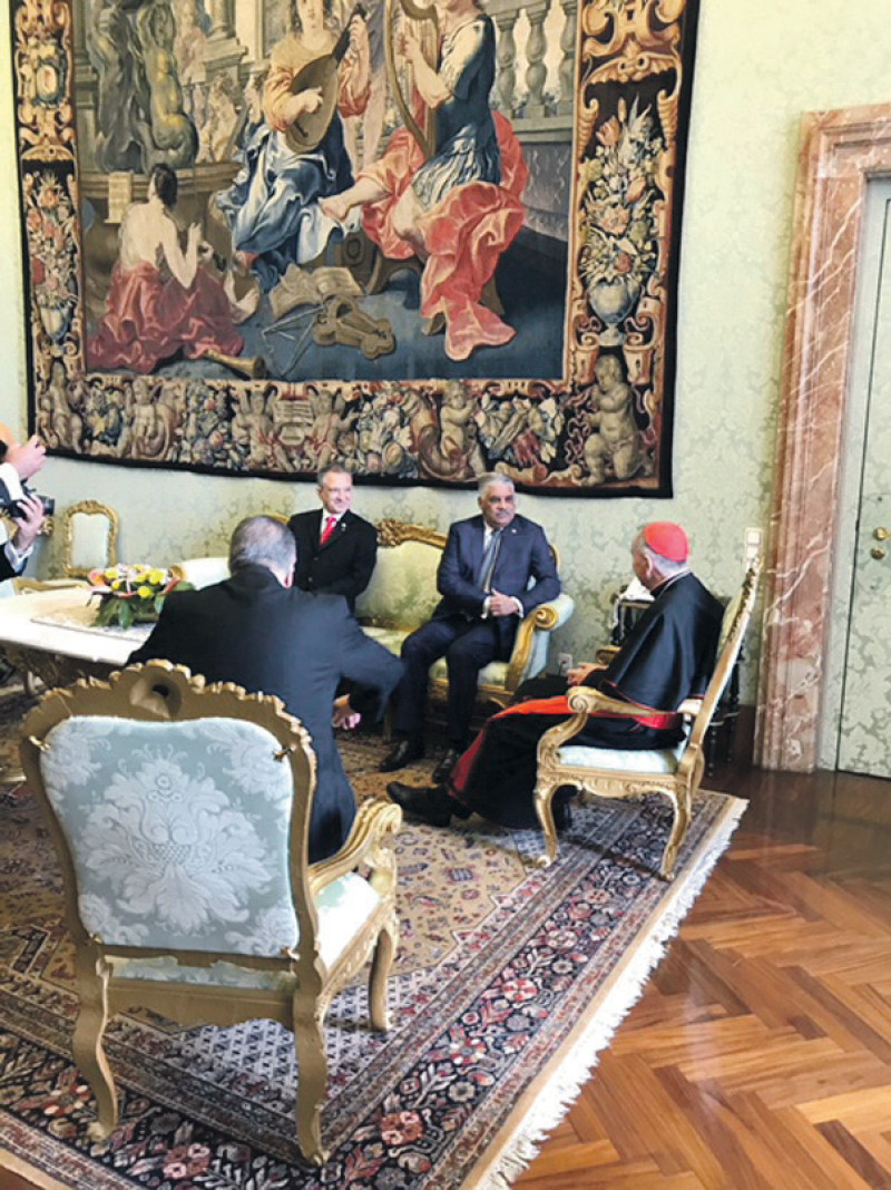 Reunión. En compañía del embajador Víctor Grimaldi, Miguel Vargas conversa con Pietro Parolin, secretario del Vaticano.