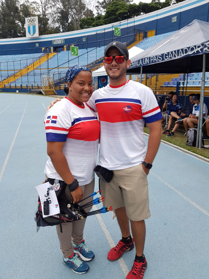 Yulissa Espinal y José Yunén, ganadores de medalla de plata en equipo mixto arco compuesto.