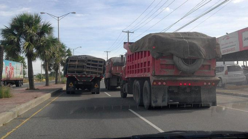 Infracción. Choferes de vehículos livianos dijeron que en las avenidas y autopistas los conductores de patanas rebasan de un carril a otro en forma similar a como lo hacen quienes conducen motocicletas.