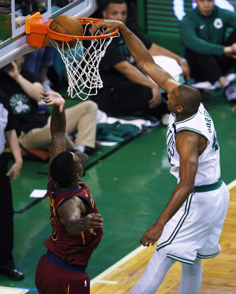 El dominicano Al Horford al momento de donquear la pelota en el choque que los Celtics se impusieron a los Cavaliers por segundo partido seguido.