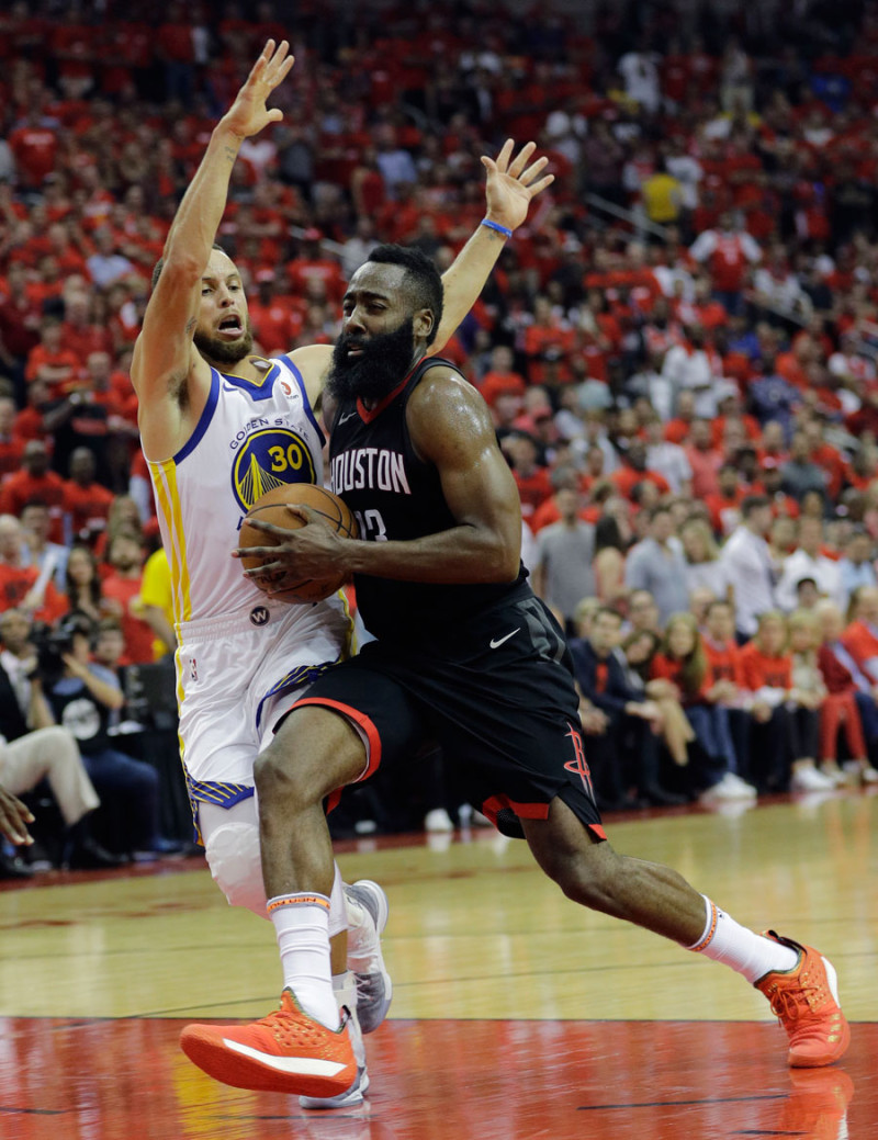 James Harden encabezó el ataque de los Rockets en su éxito frente a los Warriors.