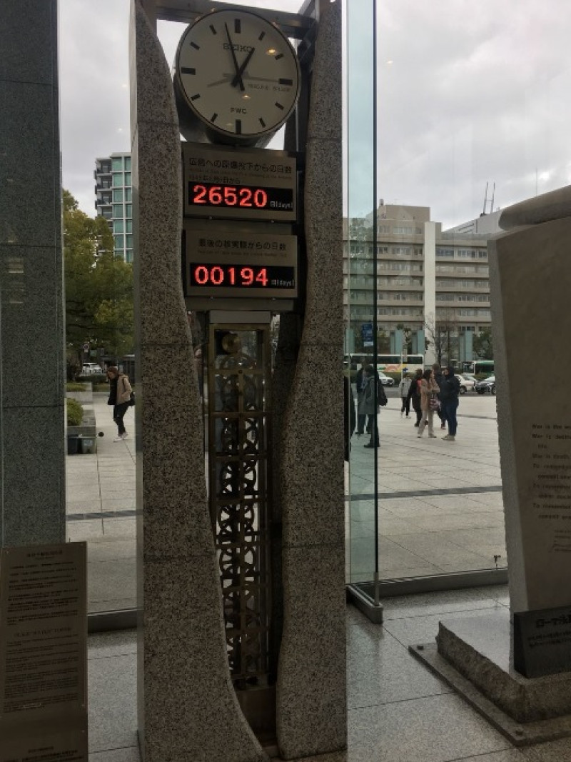 Reloj que cuenta en tiempo real los días, horas y segundos que han pasado desde que cayó la bomba. Patria Reyes