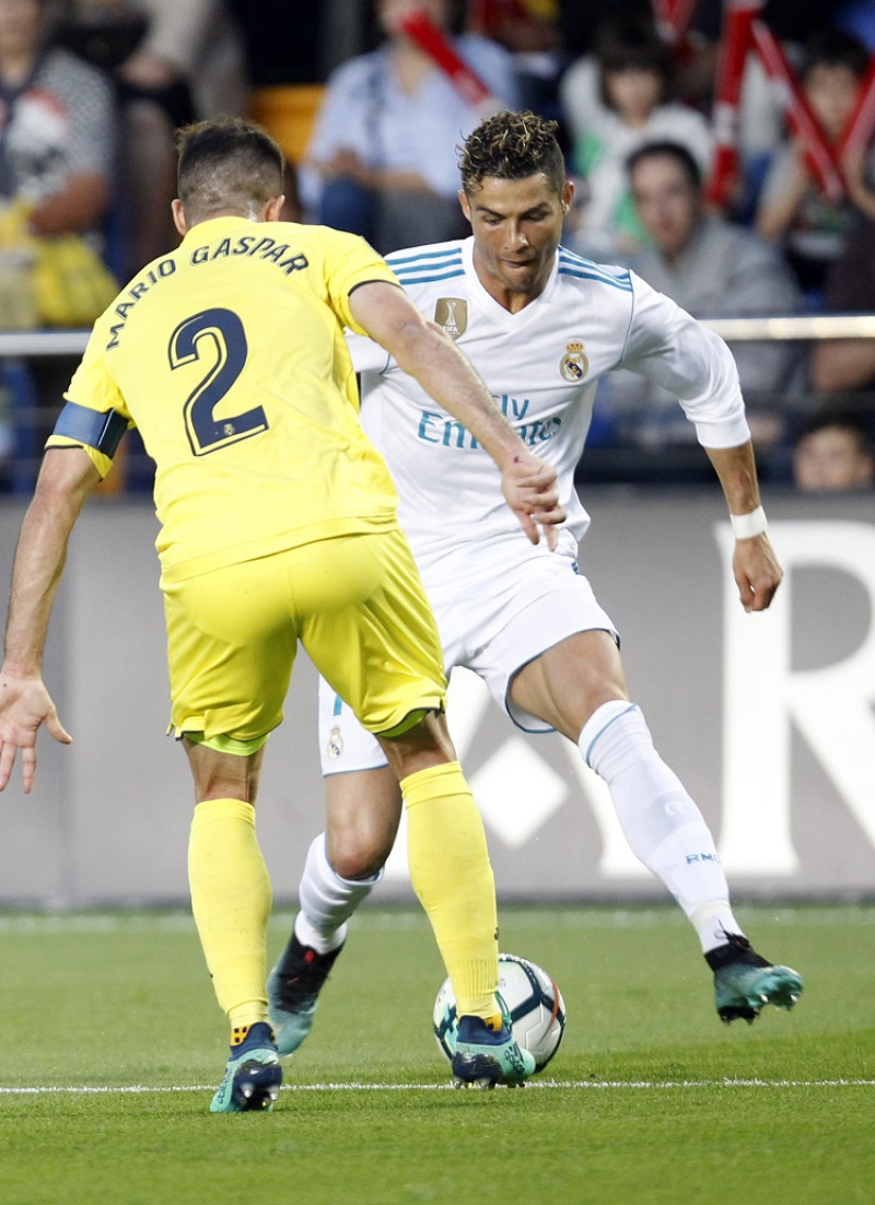 Cristiano Ronaldo, del Real Madird, a la derecha, controla el balón ante la defensa de Mario Gaspar, del Villarreal, en partido del sábado en la Liga Española.