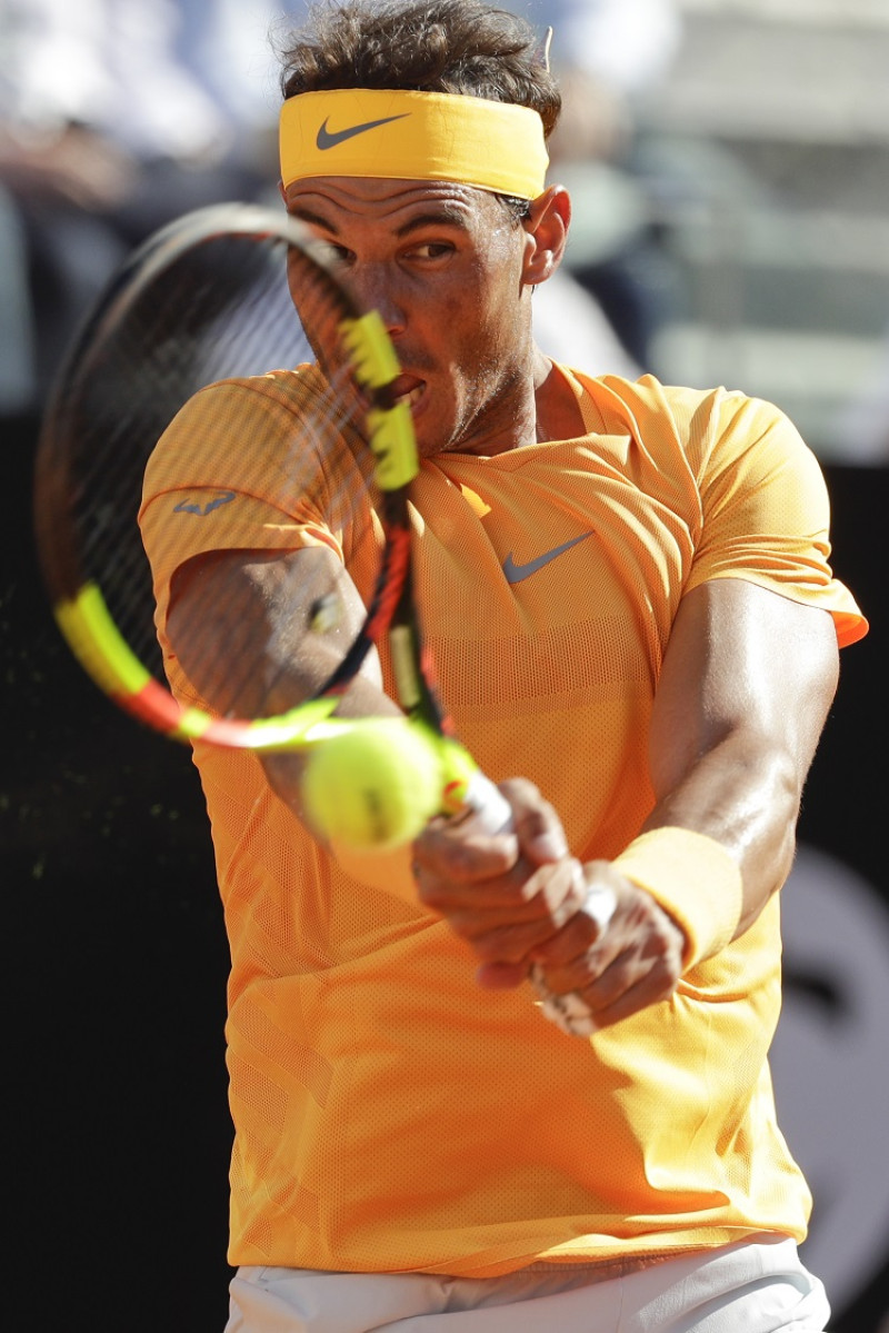 Rafael Nadal devuelve la pelota a Novak Djokovic durante el partido de la semifinal del Abierto de Italia.