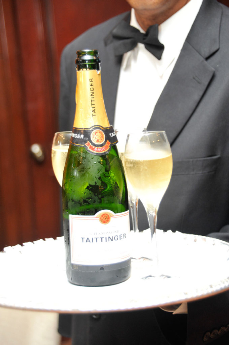 Para recordar
Salud y éxito!
Los invitados disfrutaron del burbujeante Champagne Taittinger. Un brindis por la salud de los presentes y el éxito de la propuesta que Purificación García trae al país, lo cual selló el memorable encuentro.