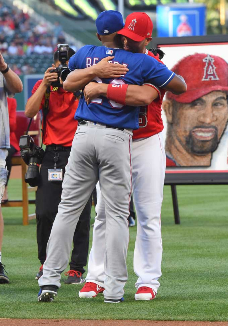 Adrian Beltré y Albert Pujols se funden en un abrazo en el estadio de los Angelinos de Los Ángeles en Anaheim. Son los únicos nacidos en República Dominicana en batear 3,000 imparables en Grandes Ligas.