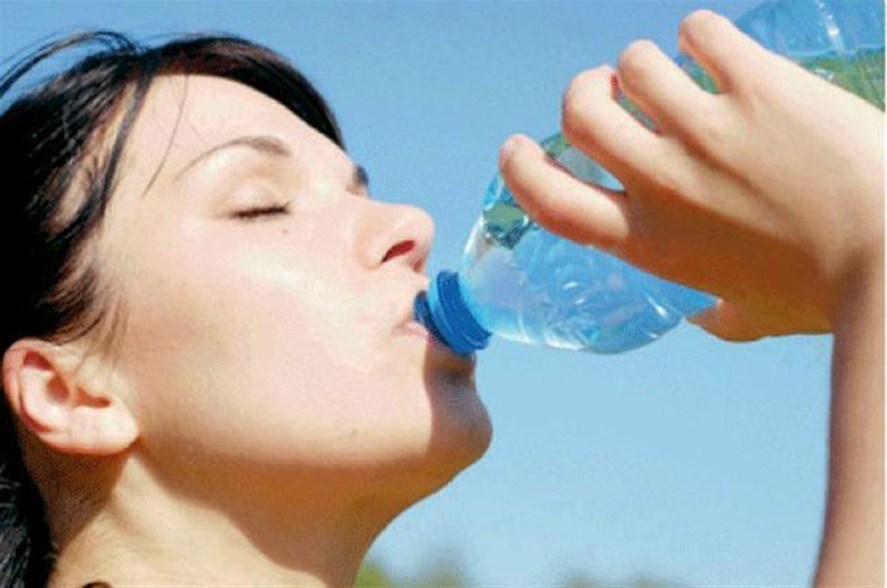 Precauciones. Aun cuando una persona no tenga sed, Salud Pública aconseja tomar agua abundante y consumir frutas y vegetales.