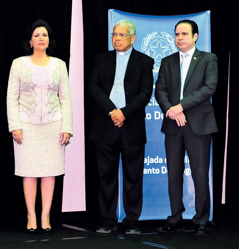 Margarita Cedeño de Fernández, Monseñor Francisco Ozoria y Hugo Rivera.