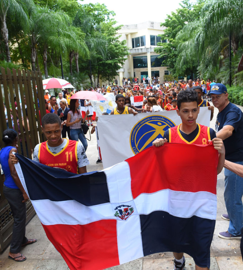 Participantes en la caminata por diferentes calles del sector de Villa Juana, en el inicio de las actividades con motivo del 55 aniversario del club Mauricio Báez. (Fuente externa)