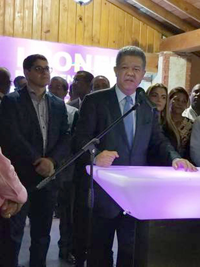 Proselitismo. El expresidente Leonel Fernández encabezó ayer un acto en Santo Domingo Oeste con dirigentes del PLD y empresarios.