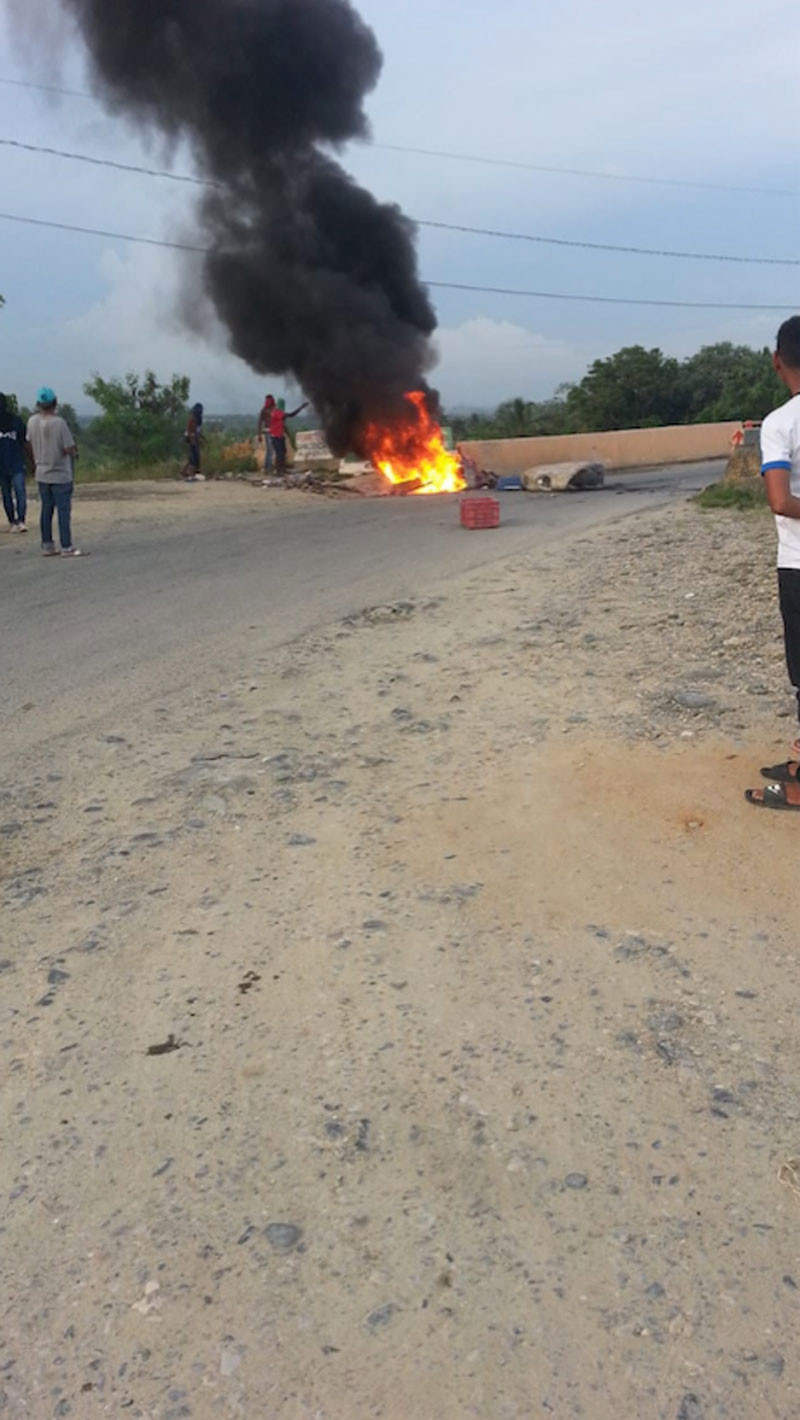Acciones. Comunitarios del sector La Pared, de Haina, queman neumáticos para protestar contra el tránsito de vehículos pesados.