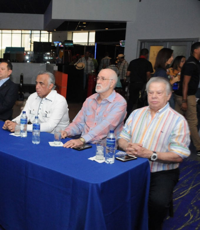 La mesa principal encabezada por Luisín Mejía, presidente del Comité Olímpico Dominicano, el inmortal Rolando Sebelén y los dirigentes internacionales.