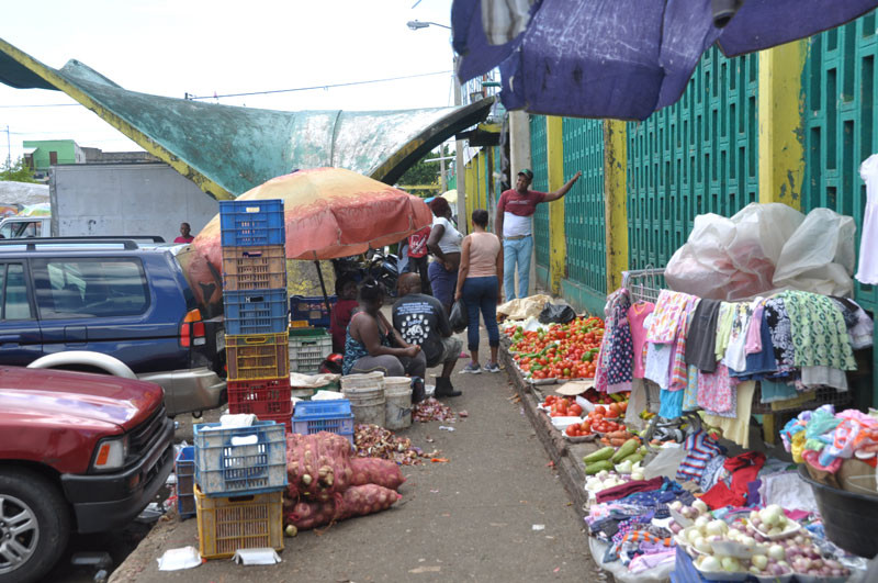 Limpieza. Otro proceso de limpieza era realizado por Carlos Espinal, quien hace más de 20 años se dedica a vender remolachas hervidas en el Mercado Nuevo de la avenida Duarte.