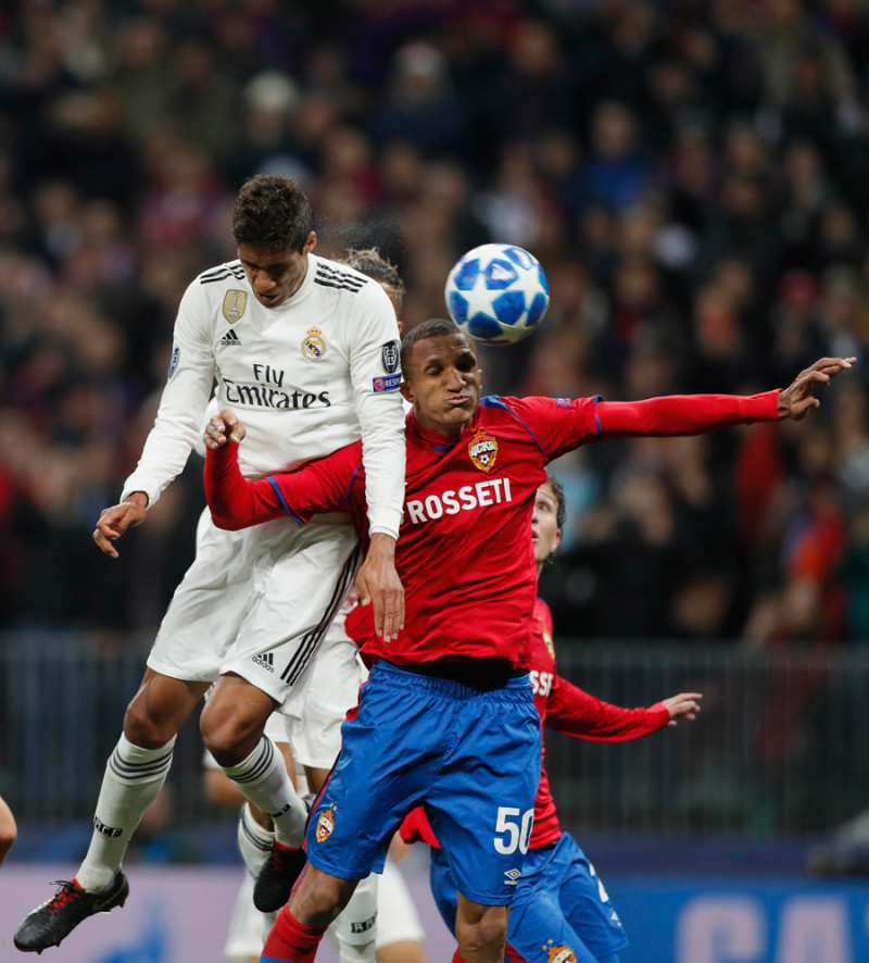 Rodrigo Becao de PFC CSKA en acción contra Raphael Varane del Real Madrid, durante el partido del pasado martes en Moscú.