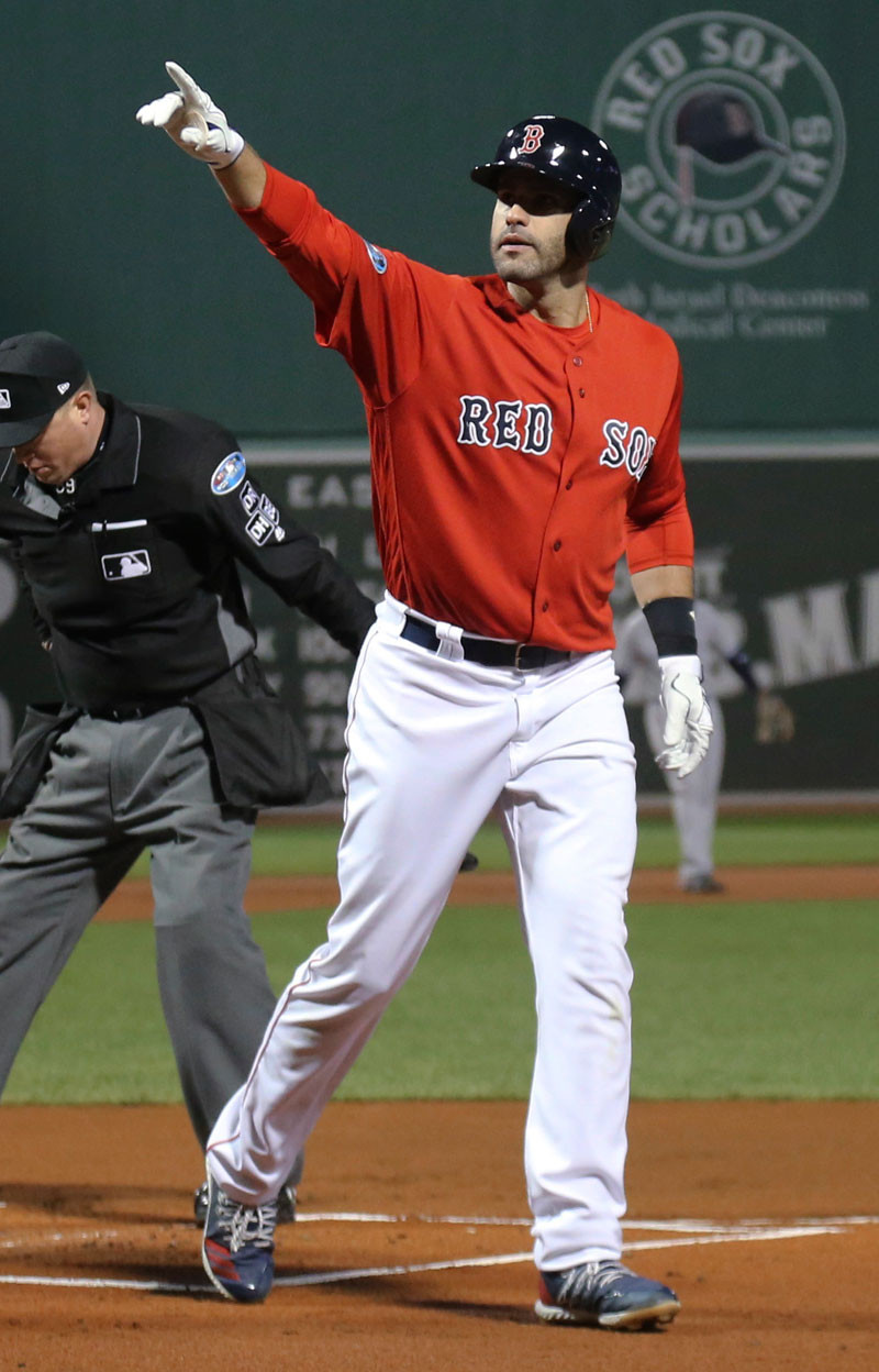 J.D. Martínez, de Boston, señala al llegar al plato tras pegar un cuadrangular de tres carreras en la primera entrada del partido de anoche contra los Yankees.